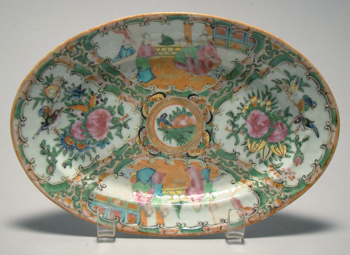 Appraisal: OVAL CHINESE EXPORT ROSE MEDALLION PORCELAIN PLATTER th CenturyWith figural