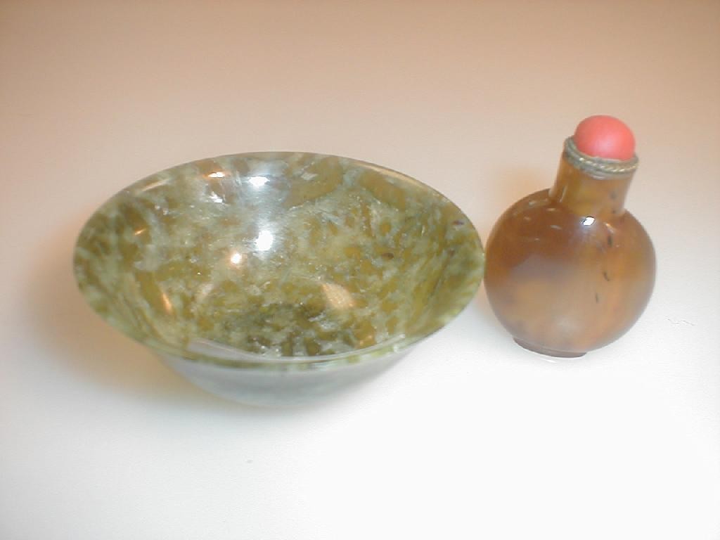 Appraisal: A small moss agate tea bowl and a snuff bottle