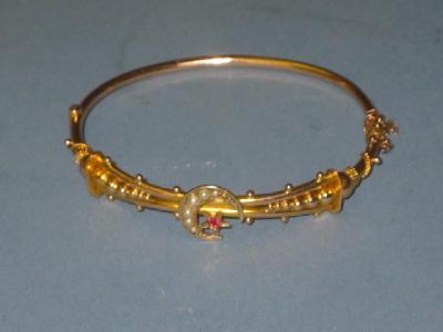 Appraisal: A VICTORIAN CT GOLD BANGLE the hinged top set with