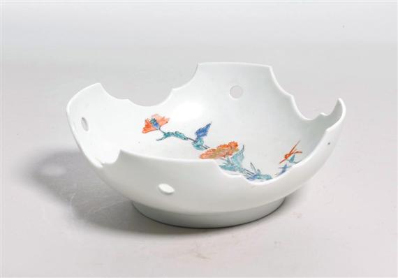 Appraisal: A SMALL KAKIEMON BOWL Japan th c Height cm