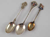 Appraisal: Commemorative silver teaspoons one with the crest of the Artists