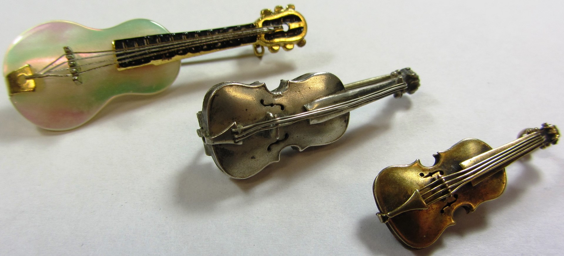 Appraisal: A gold brooch designed as a violin apparently unmarked a