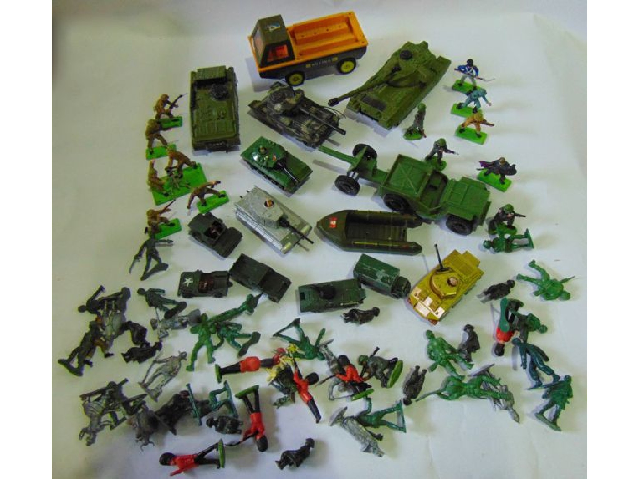 Appraisal: A box containing a selection of military related model vehicles