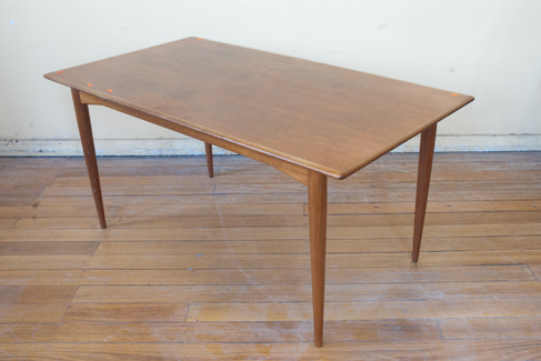 Appraisal: ' TAPPERED LEG DIINING TABLE