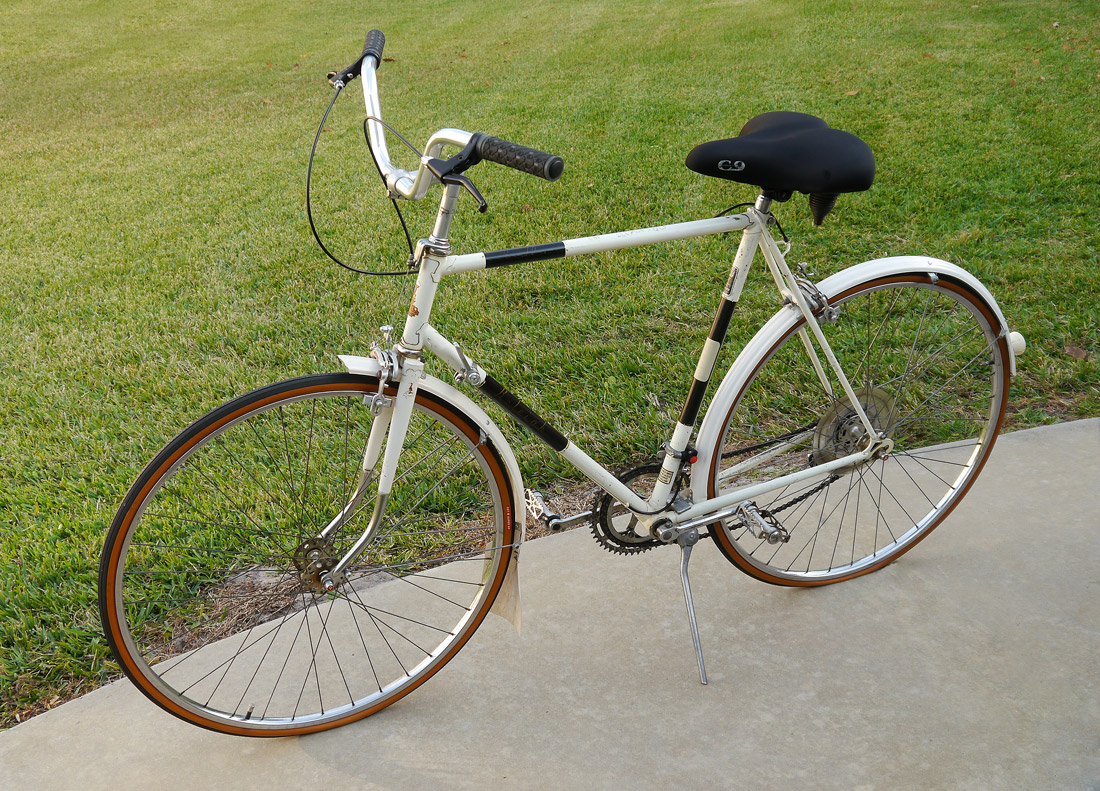 Appraisal: VINTAGE RALEIGH BICYCLE Mens bicycle white with original decals After