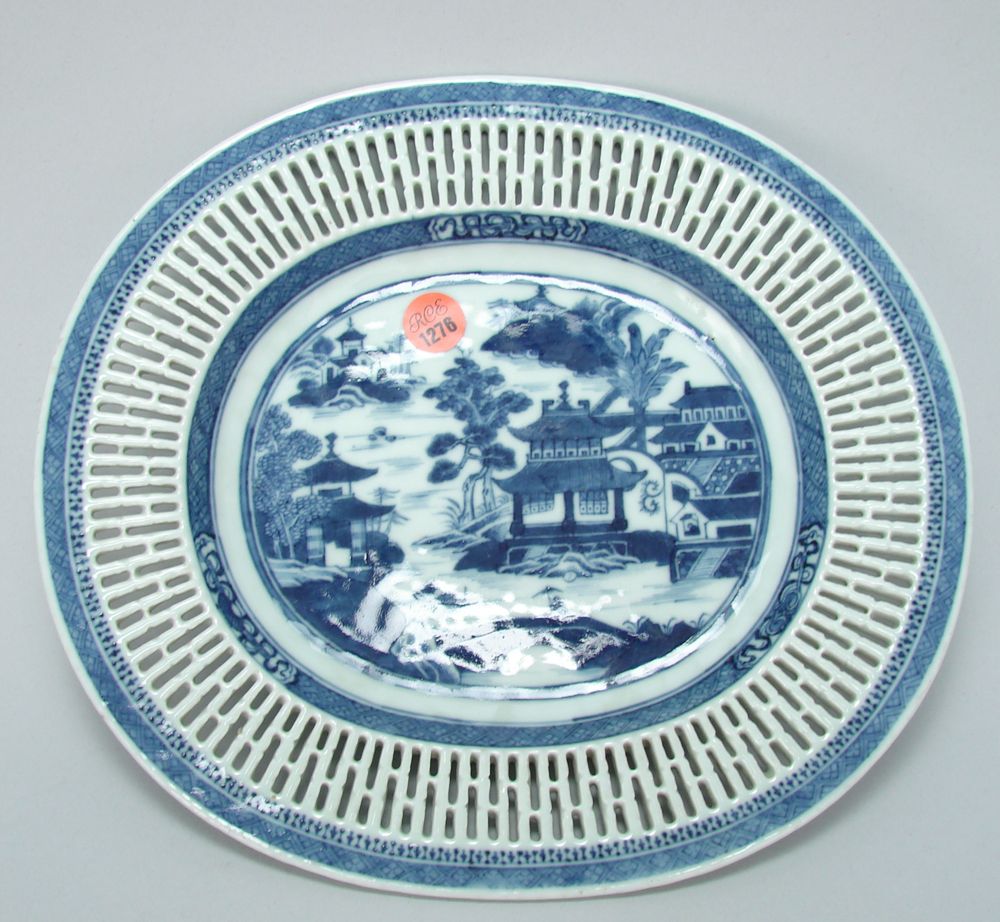 Appraisal: CHINESE EXPORT CANTON PORCELAIN TRAY Mid- th CenturyIn oval form