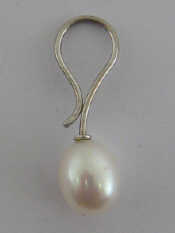 Appraisal: Bucherer A white metal tests carat gold cultured pearl pendant