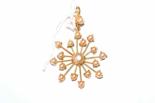 Appraisal: A PEARL SET PENDANT in the form of a snowflake