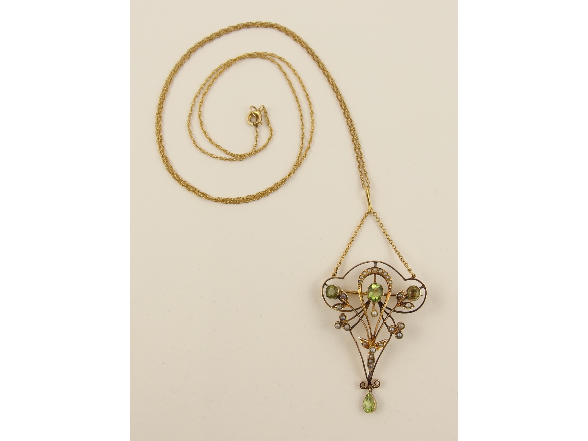 Appraisal: A ct peridot and split pearl Edwardian pendant and chain