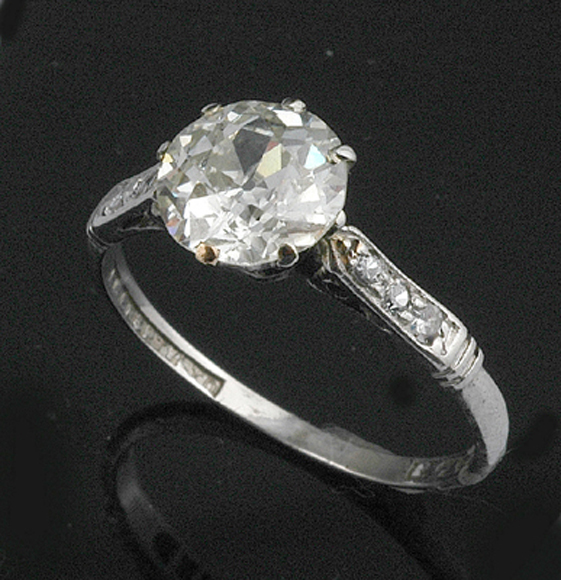 Appraisal: A DIAMOND SOLITAIRE RING The old European cut diamond weighing