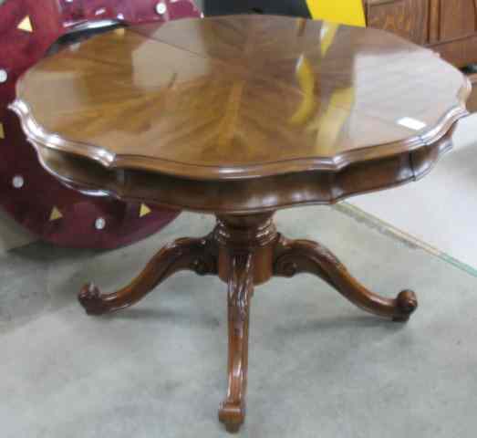 Appraisal: VICTORIAN STYLE ROUND PEDESTAL DINING TABLE WITH TWO LEAVES White