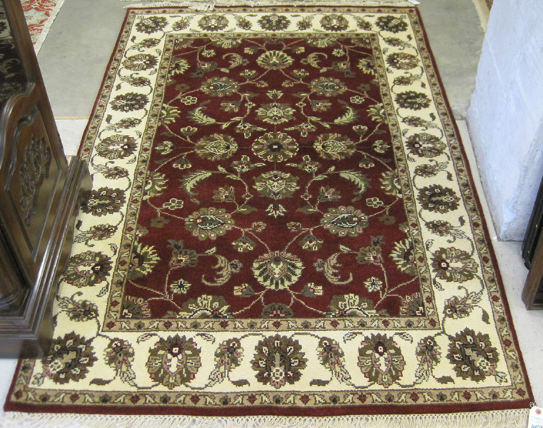 Appraisal: HAND KNOTTED ORIENTAL AREA RUG Persian Kashan design of scrolling