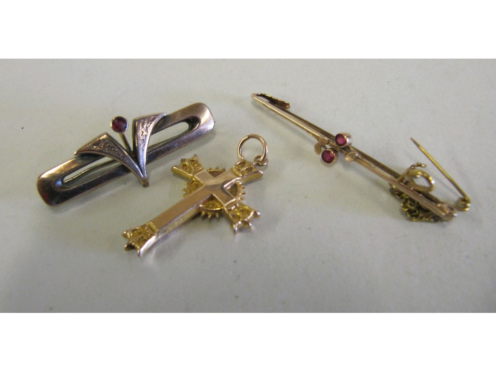 Appraisal: Lot comprising ct gold ruby set bar brooch a gold