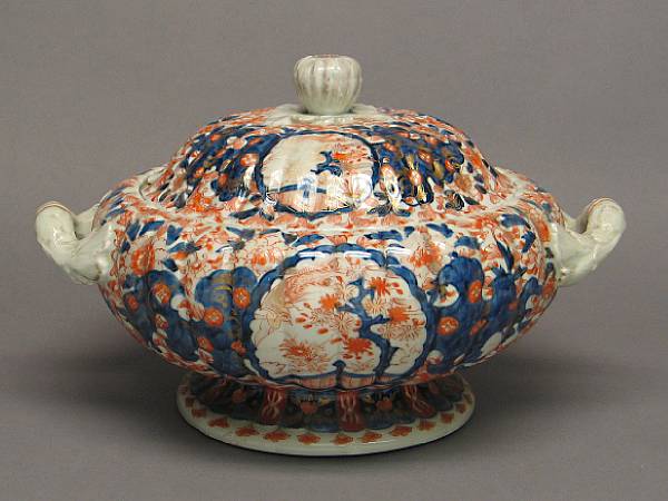 Appraisal: An export style Imari porcelain covered tureen Meiji Taisho Period