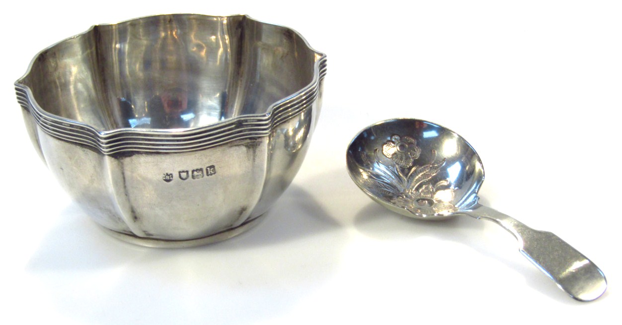 Appraisal: An Edwardian silver sugar bowl with shaped body on circular