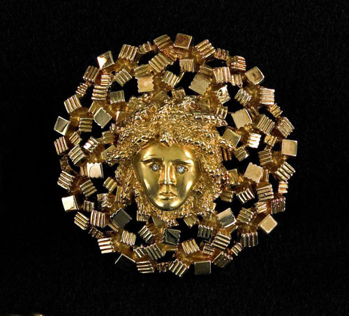 Appraisal: K yellow gold cluster brooch the face with single cut