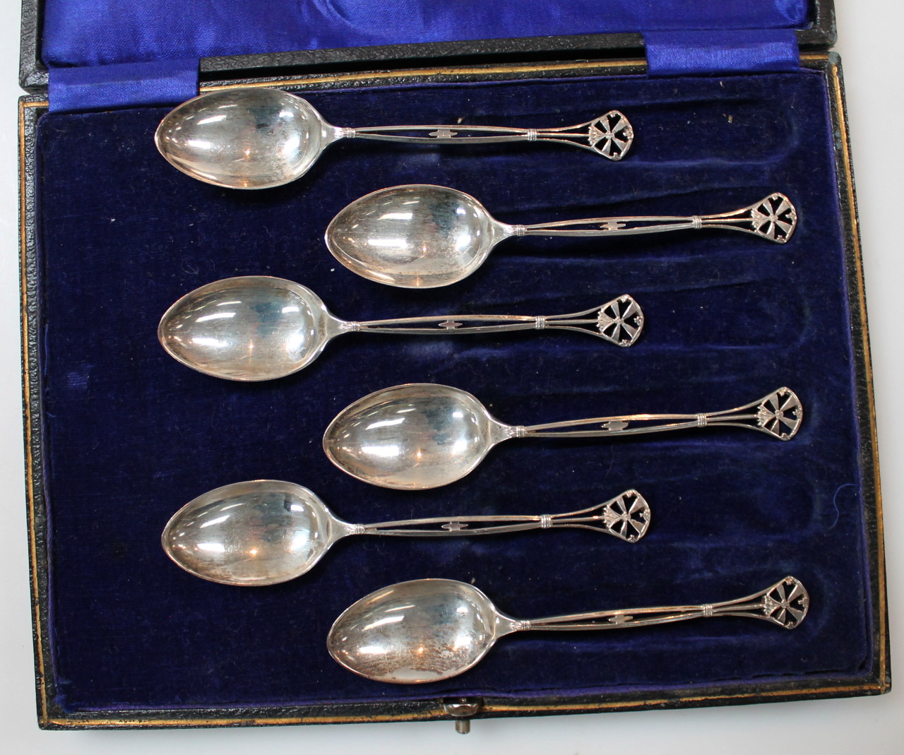 Appraisal: A set of six Edwardian silver teaspoons by the Cooper