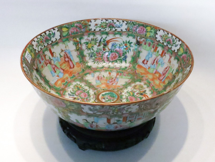 Appraisal: A CHINESE EXPORT FAMILLE ROSE CANTON PORCELAIN BOWL the interior