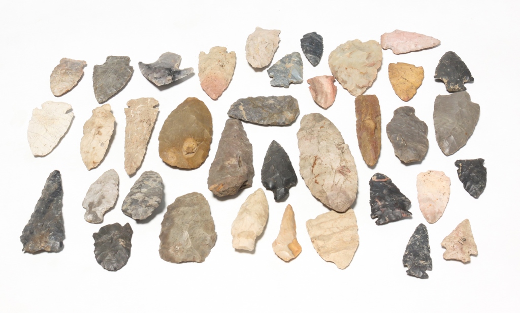 Appraisal: Approximately thirty-five Native American stones points and arrow points Various