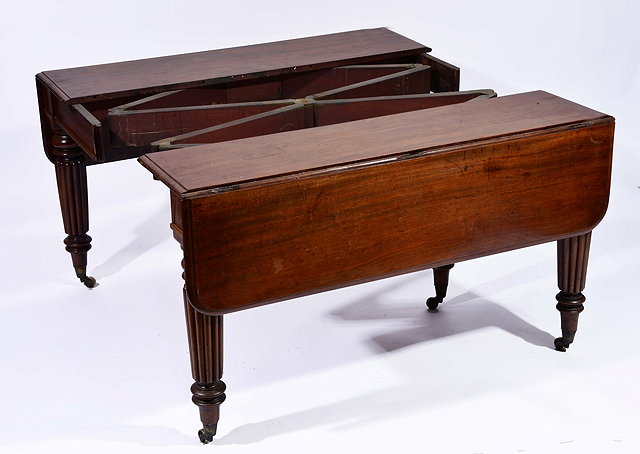 Appraisal: A WILLIAM IV MAHOGANY EXTENDING DINING TABLE with concertina action