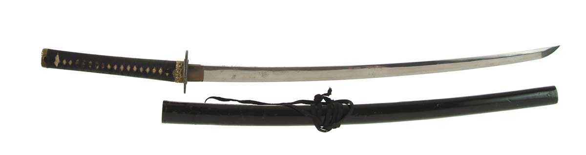 Appraisal: JAPANESE SHOWA TO IN BUKE-ZUKURI MOUNTS blade bumpy oil temper