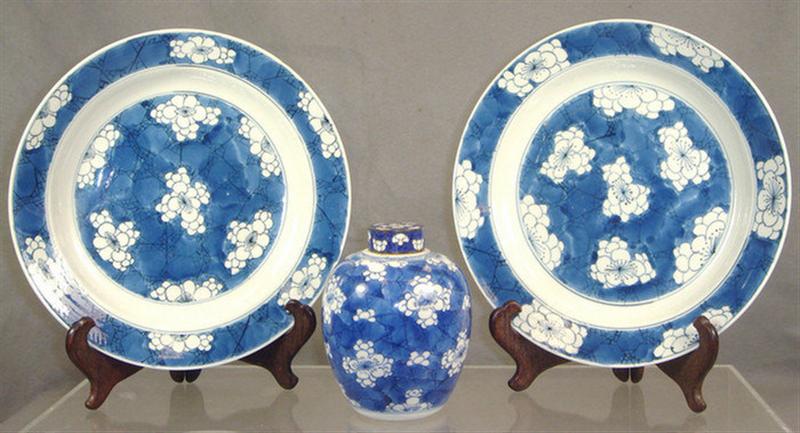 Appraisal: Lot of th c Chinese porcelain pieces to include pair