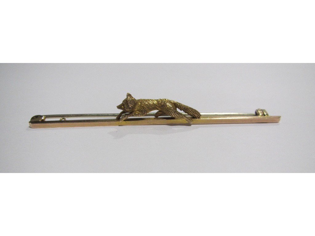 Appraisal: A nine carat gold fox hunting bar brooch