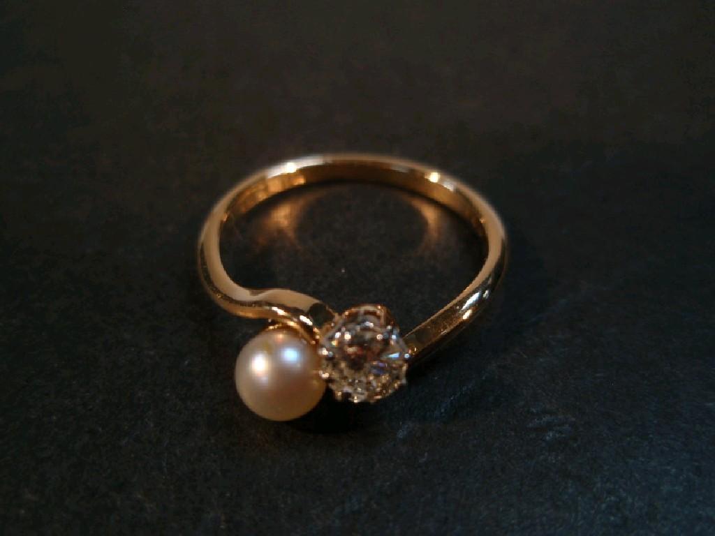 Appraisal: A ladies dress ring a small diamond and pearl bead