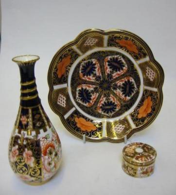 Appraisal: A ROYAL CROWN DERBY IMARI PATTERN DISH of lobed circular