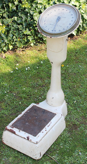 Appraisal: A NO SALTERS 'COMPACT' WEIGHING MACHINE to weigh stone by