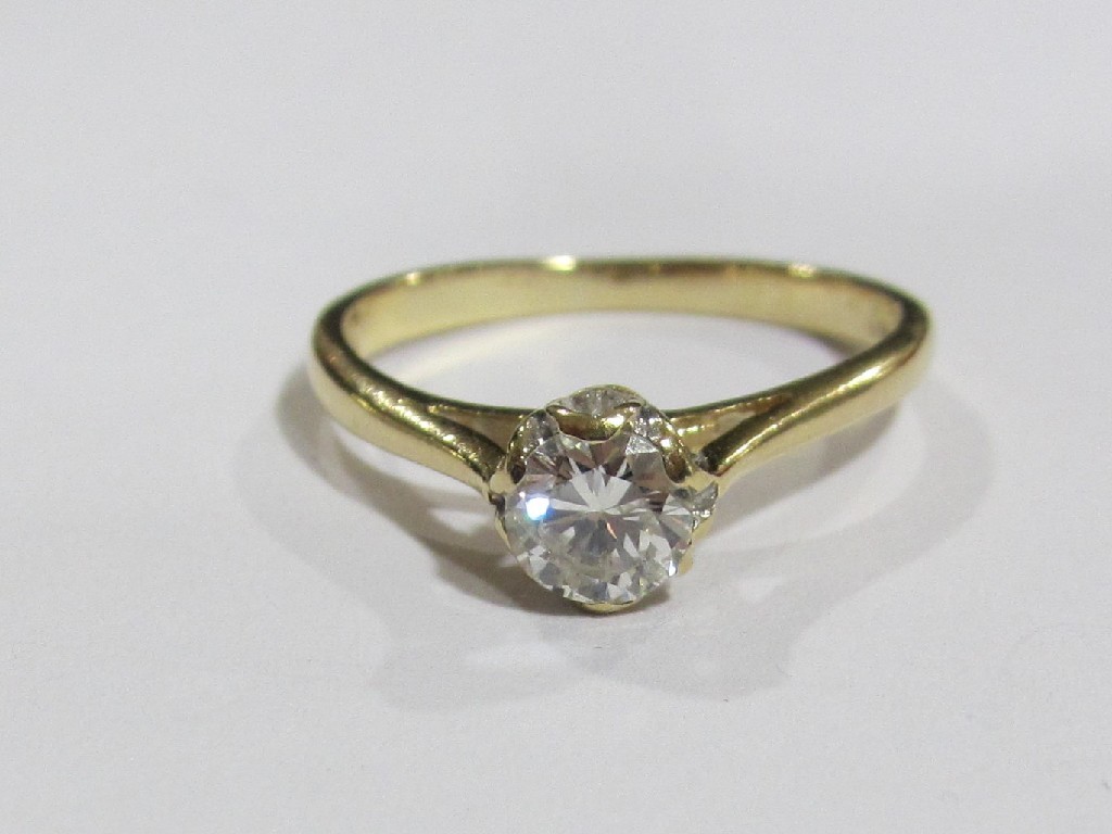 Appraisal: An eighteen carat gold diamond solitaire ring with brilliant cut