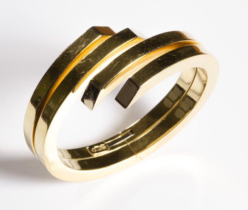 Appraisal: ITALIAN PESAVENTO EIGHTEEN KARAT GOLD BANGLE Chiara Carli and Marino