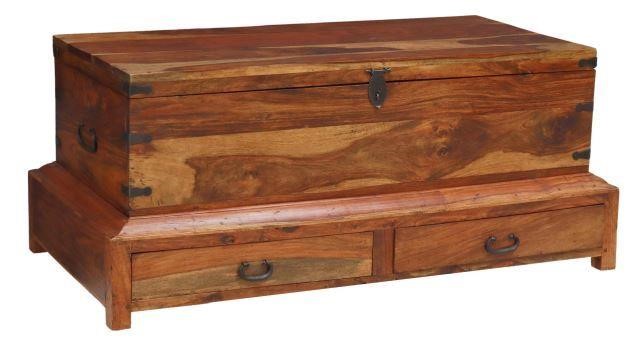 Appraisal: Rustic cedar storage chest th c hinged top opening to