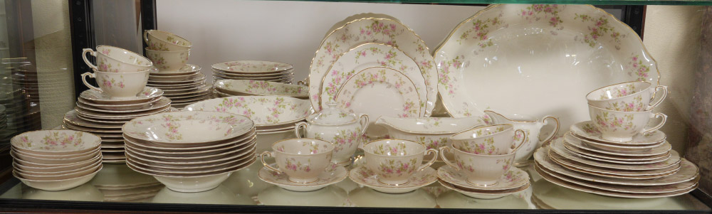 Appraisal: SYRACUSE FINE CHINA SERVICE FOR IN THE STANSBURY PATTERN Approx