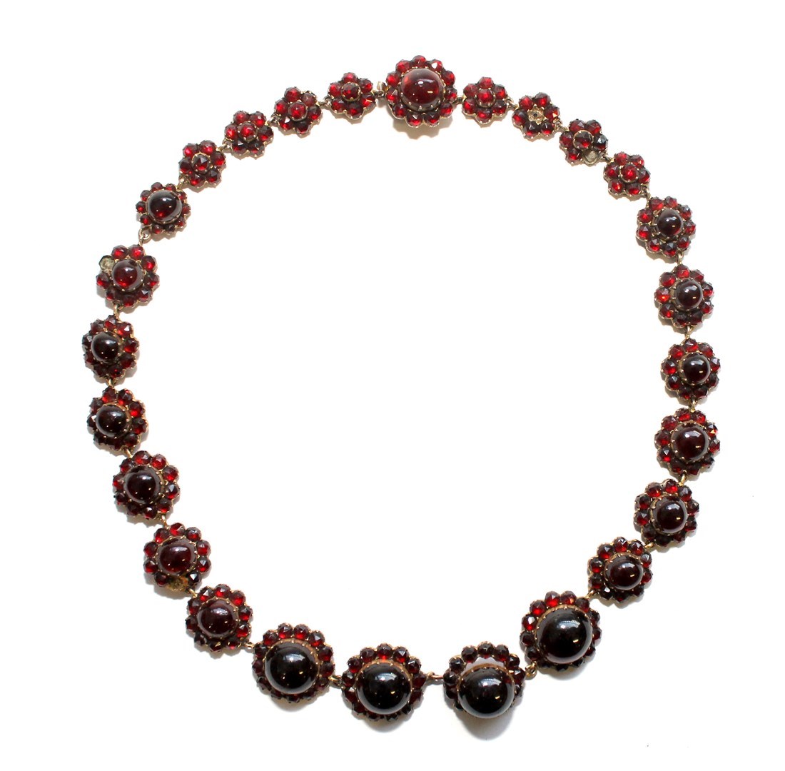 Appraisal: A Bohemian garnet and carbuncle garnet set cluster link necklace