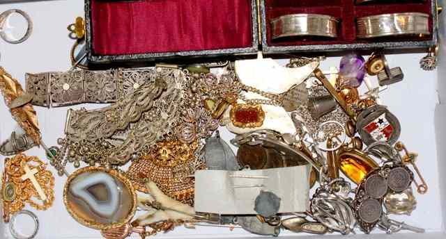 Appraisal: A QUANTITY OF GOLD SILVER AND COSTUME JEWELLERY TO INCLUDE