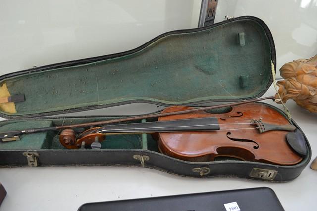 Appraisal: CASED TH CENTURY MANBY VIOLIN FAULTS