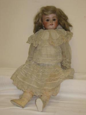 Appraisal: A Simon and Halbig bisque head girl doll with brown