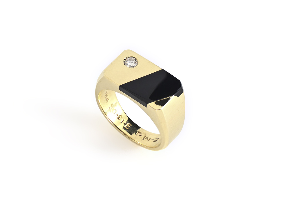 Appraisal: GENTS ONYX AND DIAMOND RING K yellow gold ring inlaid