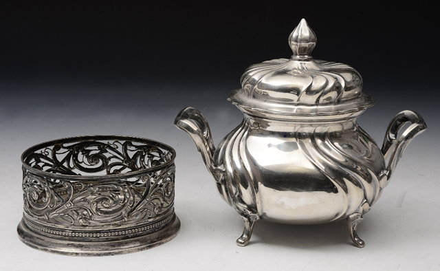 Appraisal: A CONTINENTAL GRADE SILVER SUGAR BASIN AND COVER with wrythen