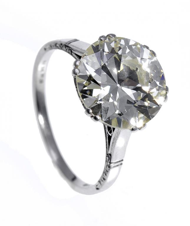 Appraisal: A DIAMOND SOLITAIRE RING the round brilliant cut diamond weighing