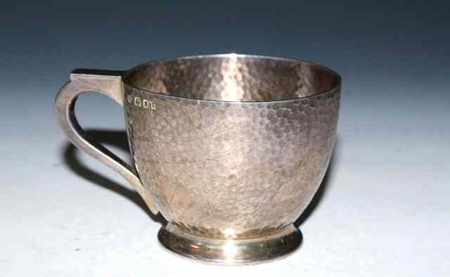 Appraisal: A HAND BEATEN SILVER CUP standing on a turned stepped