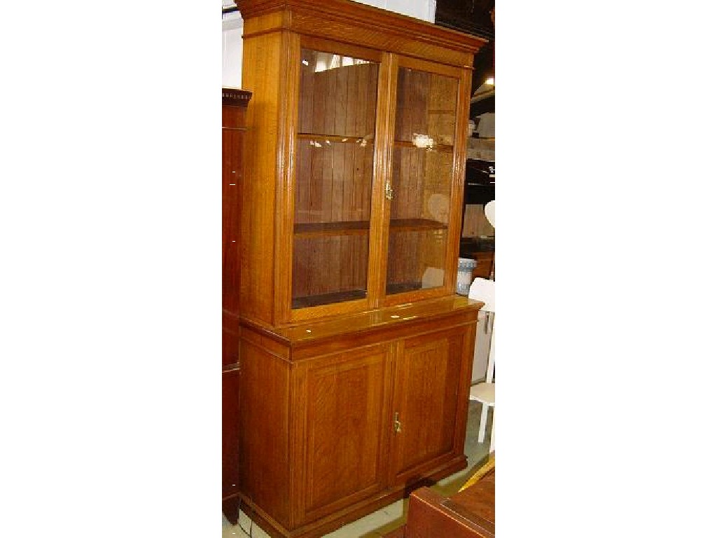 Appraisal: An Edwardian oak library bookcase the upper section enclosed by