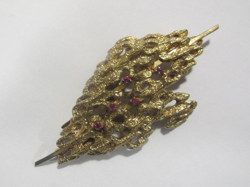 Appraisal: Nineteen seventies ct gold ruby set bark effect brooch x