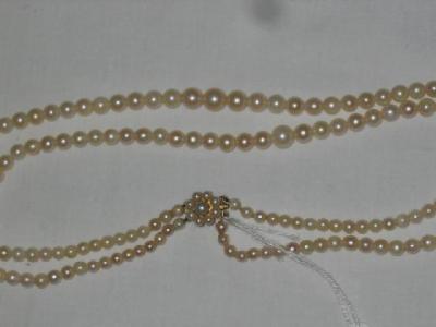 Appraisal: A PEARL NECKLACE with a double row of graduated pearls