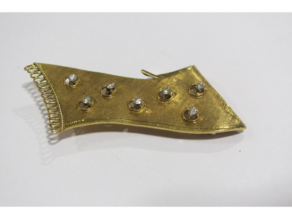 Appraisal: Matt finish textured yellow gold brooch set with diamonds