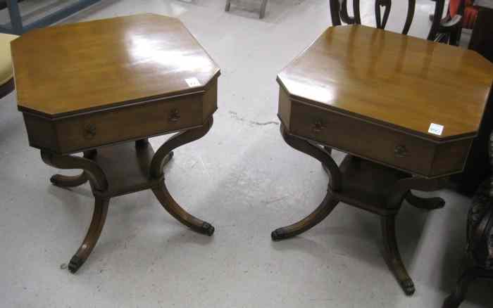 Appraisal: PAIR OF FEDERAL STYLE MAHOGANY LAMP TABLES American mid- th