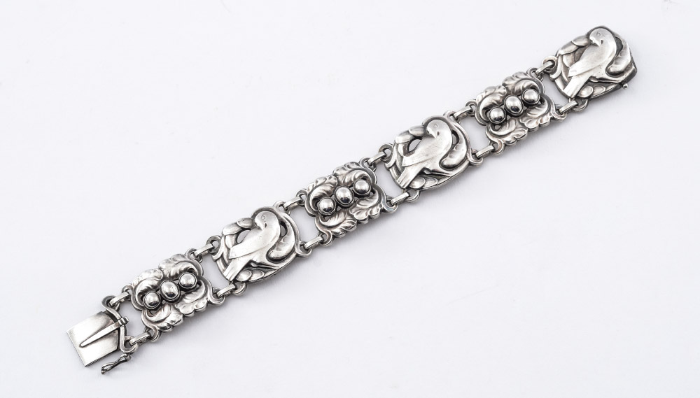 Appraisal: GEORG JENSEN DANISH STERLING BRACELET Alternating links of doves and