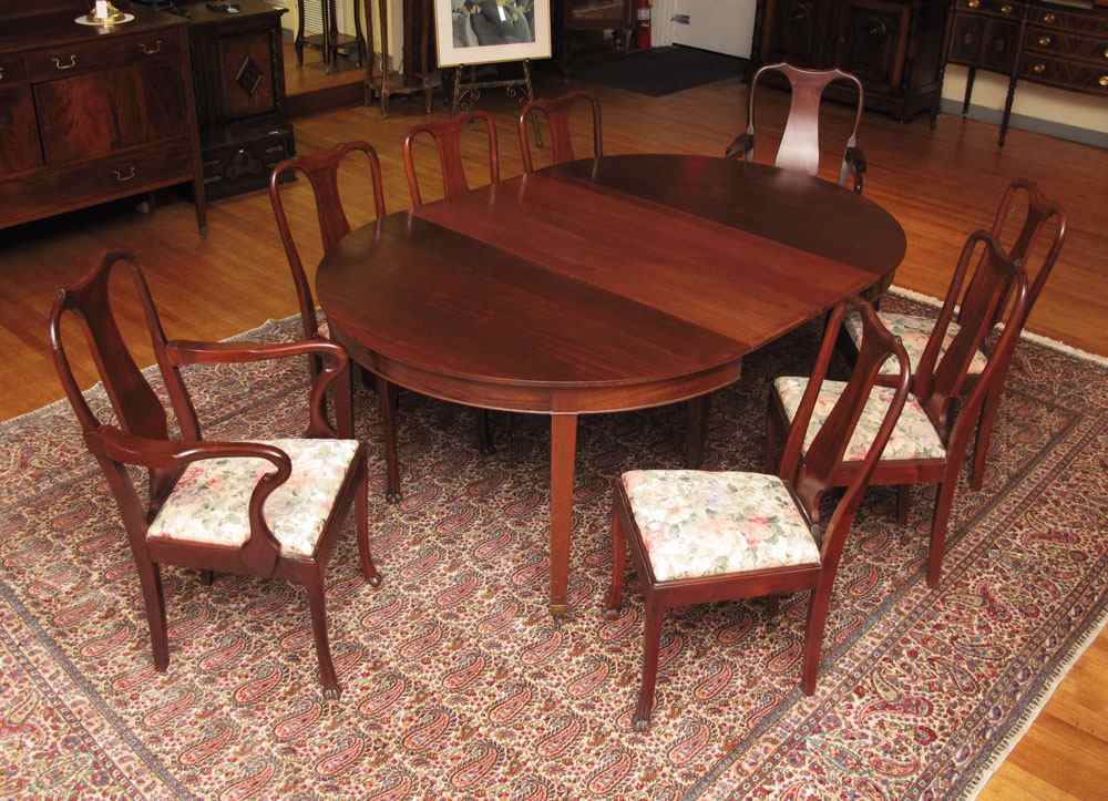 Appraisal: MAHOGANY BANQUET TABLE WITH CHAIRS Round mahogany expandable dining table