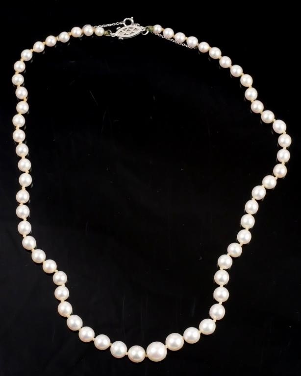 Appraisal: Graduated cultured pearl necklace with - mm cultured pearls Light